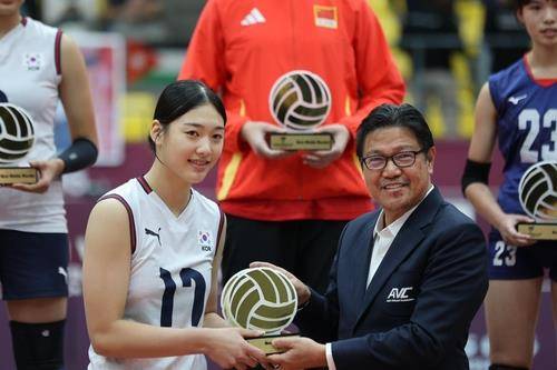 U-16 여자배구 아시아선수권 MVP로 뽑힌 손서연(왼쪽) [아시아배구연맹 페이스북 캡처. 재판매 및 DB 금지]