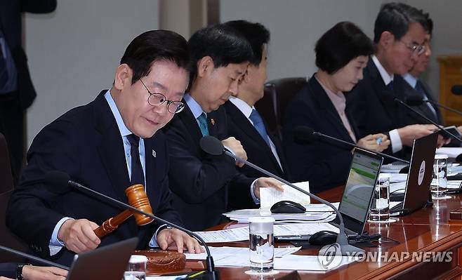 이재명 대통령, 국무회의 개회 선언 (서울=연합뉴스) 한상균 기자 = 이재명 대통령이 11일 용산 대통령실에서 열린 국무회의에서 의사봉을 두드리며 개회를 선언하고 있다. 2025.11.11 xyz@yna.co.kr
