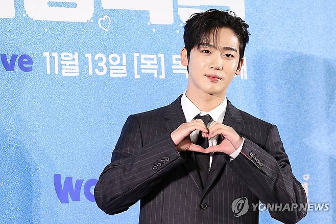 김요한, 설레는 하트 (서울=연합뉴스) 진연수 기자 = 가수 겸 배우 김요한이 11일 서울 마포구 스탠포드 호텔에서 열린 웨이브 새 오리지널 '제4차 사랑혁명' 제작발표회에서 포즈를 취하고 있다. 2025.11.11 jin90@yna.co.kr