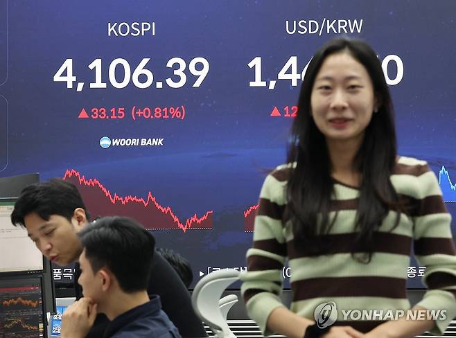 코스피 4,106.39에 마감 (서울=연합뉴스) 서명곤 기자 = 코스피가 33.15p(0.81%) 오른 4,106.39에 거래를 마친 11일 서울 중구 우리은행 본점 딜링룸에서 딜러들이 대화하고 있다. 2025.11.11 seephoto@yna.co.kr