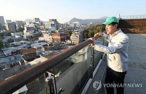오세훈 시장, 세운4구역 재개발 관련 현장 브리핑 (서울=연합뉴스) 오세훈 서울시장이 7일 서울 종로구 세운상가 옥상에서 열린 세운4구역 재개발 관련 현장 브리핑에서 주변 전망을 살펴보고 있다. 2025.11.7 [서울시 제공. 재판매 및 DB 금지] photo@yna.co.kr
