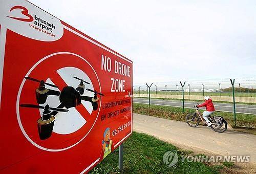 드론 목격으로 폐쇄됐던 벨기에 브뤼셀 공항의 '드론 금지' 안내판 [로이터=연합뉴스 자료사진]