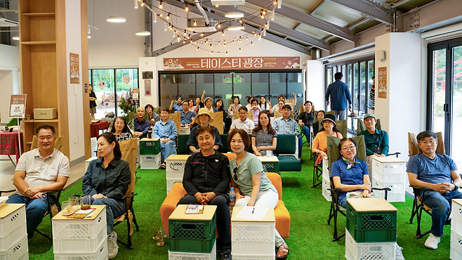 ▲&nbsp;경기도농수산진흥원의 복합 문화미식 프로그램 '테이스티 광장'에 도민들이 참여해 즐기고 있다. /사진제공=경기도농수산진흥원