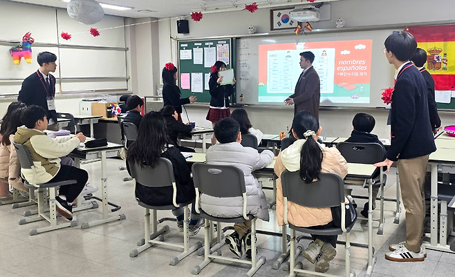▲ 동탄국제고등학교 학생들이 세계문화 학습반 프로그램을 진행하고 있다./사진제공=동탄국제고등학교
