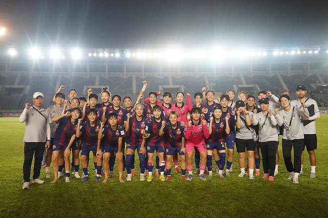 AFC 여자 챔피언스리그(AWCL) C조 1차전서 미얀마팀에 대승을 거둔 수원FC위민 선수단이 기념촬영을 하고 있다. 사진=수원FC위민