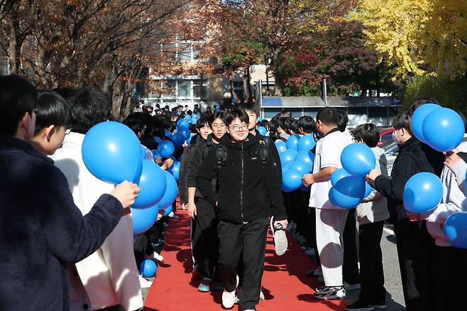 12일 수성고등학교가 '수능 출정식'을 열고 2026학년도 수능에 응시하는 학생들을 응원하고 있다. 사진=경기도교육청