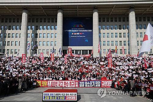 12일 서울 여의도 국회 본청 앞에서 열린 "대장동 일당 7400억 국고 환수 촉구 및 검찰 항소 포기 외압 규탄대회"에서 국민의힘 장동혁 대표를 비롯한 의원, 당원들이 규탄 구호를 외치고 있다.