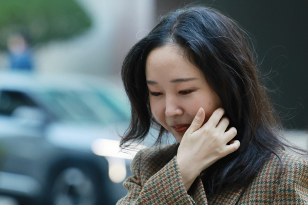 민희진&nbsp;전 어도어 대표가 지난 11일 서울 서초구 중앙지방법원에서 열린 하이브와의 주식 매매대금 청구 및 주주 간 계약 해지 확인 소송에 증인으로 출석하고 있다.