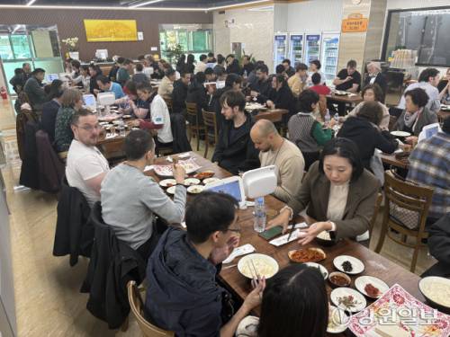 ◇태백에서 열리고 있는 제20회 국무총리배 세계바둑선수권대회에 참여한 선수들이 지역 식당 등을 이용하며 스포츠 비수기인 11월 지역 경기 활성화에 보탬이 되고 있다.