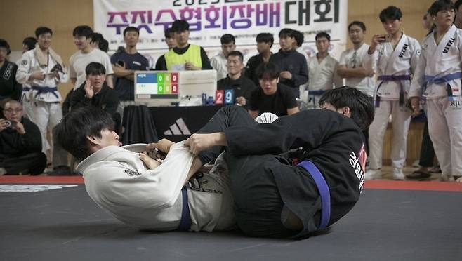 ▲ 경일대 KIU스포츠단 주짓수부가 '2025 울산광역시 주짓수협회장배 생활체육 주짓수대회'에서 단체전 우승과 준우승을 차지했다. 주짓수부 서민혁 선수(검은색). 경일대.