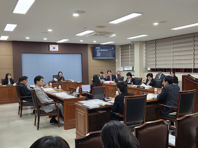 12일 대구 수성구의회 도시환경보건위원회가 수성구청 생활환경국에 대한 2025년도 행정사무감사를 진행했다. 최시웅기자