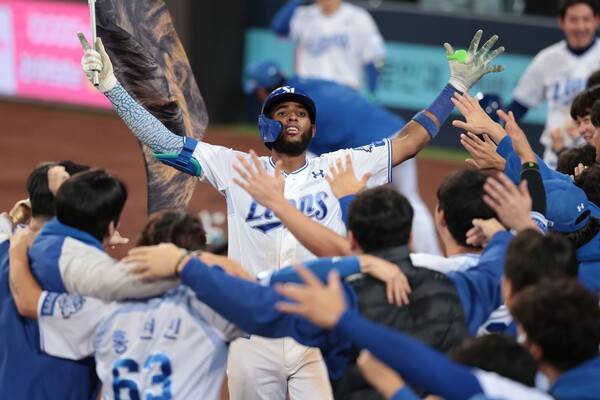 14일 대구에서 열린 SSG 상대 준PO 4차전에서 2점 홈런을 기록한 뒤 덕아웃에서 동료들과 세리머니중인 디아즈. (사진=삼성)