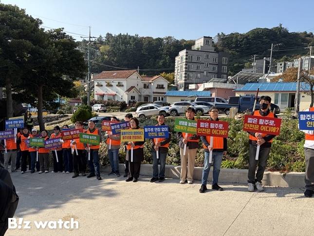 울릉공항 현장에서 활주로 연장을 요구하는 주민들./사진=정지수 기자