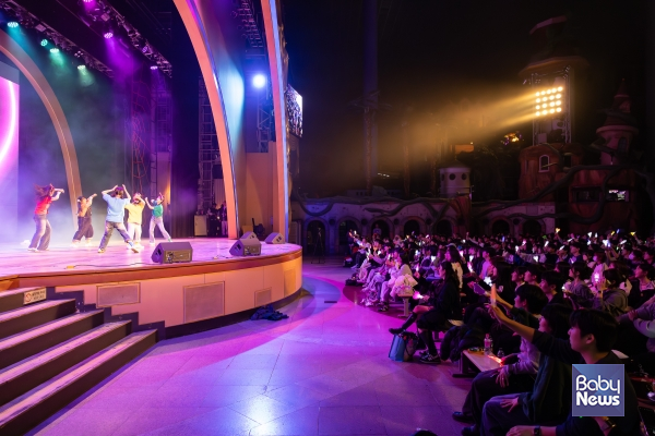 2025년 롯데월드 캐스트 축제 'LOTTEWORLD's STAR' 성료_축제 즐기는 롯데월드 캐스트들. ⓒ롯데월드