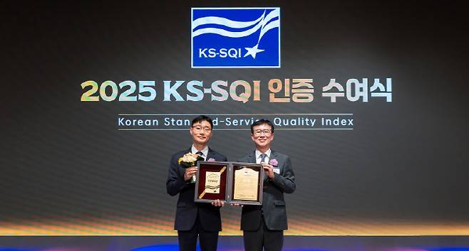 코웨이가 '2025 한국서비스품질지수'(KS-SQI) 조사에서 정수기와 공기청정기 사후서비스(AS) 부문 1위에 선정됐다. 인증서 수여식에서 이용준 코웨이 고객품질본부장(왼쪽)과 문동민 한국표준협회장(오른쪽)이 기념사진을 촬영하고 있다. (사진=코웨이)