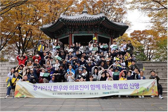이대서울병원 장기이식센터, ‘장기이식 환우와 의료진이 함께 하는 특별한 산행’ 단체사진.
