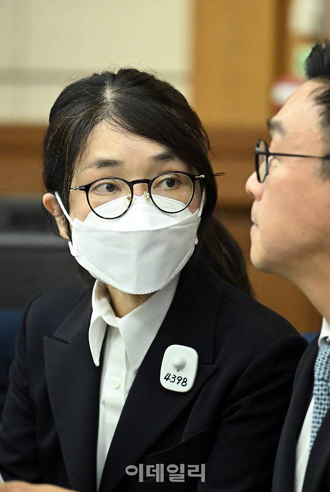 도이치모터스 주가조작과 명태균 공천개입, 통일교 청탁·뇌물 수수 의혹 혐의 등으로 구속기소 된 김건희 씨(파면된 전직 대통령 윤석열의 아내)가 지난 9월 24일 오후 서울 서초구 서울중앙지방법원에서 열린 첫 재판에 출석해 최지우 변호사와 이야기를 나누고 있다. (사진=공동취재단)