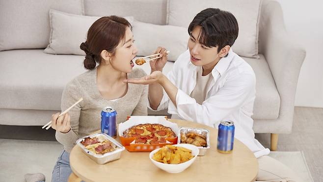 배달&nbsp;음식, 운동&nbsp;부족&nbsp;등&nbsp;잘못된&nbsp;생활&nbsp;습관이&nbsp;젊은&nbsp;층&nbsp;고중성지방혈증&nbsp;환자&nbsp;증가의&nbsp;주원인이&nbsp;되고&nbsp;있다｜출처:&nbsp;클립아트코리아