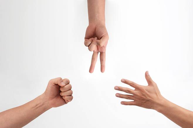 호주 웨스턴시드니대 연구진은 "아무 생각 없이 내는 사람일수록 이길 확률이 높다"는 흥미로운 연구 결과를 내놨다. 사진=게티이미지뱅크