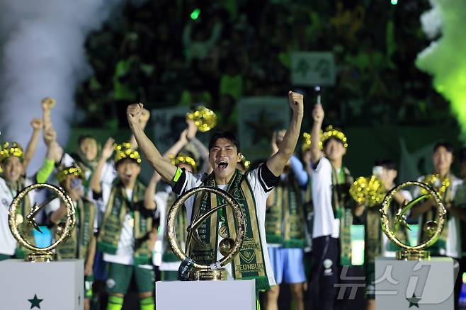 주장으로 전북현대의 우승을 이끌고 환호하고 있는 박진섭. 2025.11.9/뉴스1 ⓒ News1 박정호 기자