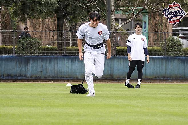 마무리 캠프 중인 두산 베어스 선수단이 15kg의 흙주머니를 차고 러닝 훈련을 하고 있다.(두산 베어스 제공)