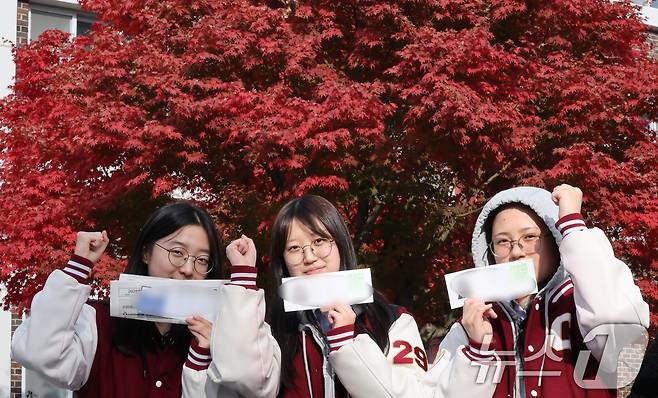 2026학년도 대학수학능력시험 예비소집일인 12일 대전 동구 대전여자고등학교에서 수험생들이 수험표를 들고 파이팅을 하고 있다. 2025.11.12/뉴스1 ⓒ News1 김기태 기자