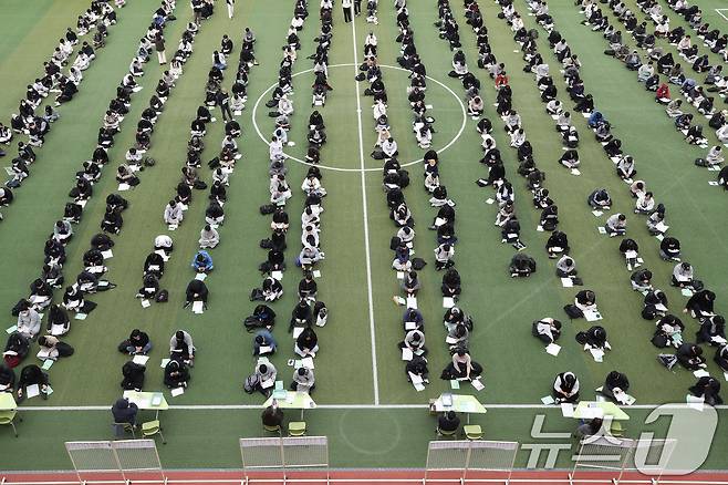 2026학년도 대학수학능력시험을 하루 앞둔 12일 오후 대구 중구 경대사대부고 운동장에서 열린 수능 예비소집에 참석한 졸업생과 재수생 등 수험생들이 유의사항을 듣고 있다. 2025.11.12/뉴스1 ⓒ News1 공정식 기자
