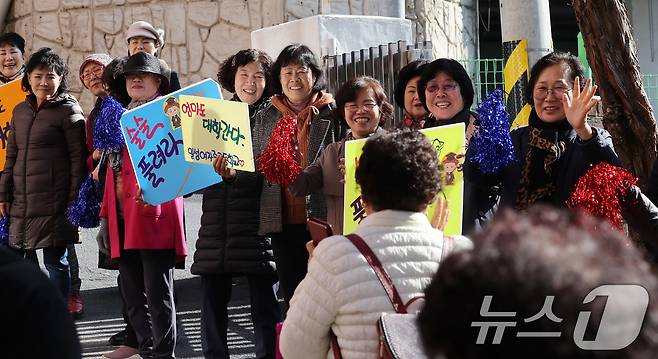 2026학년도 대학수학능력시험(수능)을 하루 앞둔 12일 서울 마포구 학력 인정 평생학교인 일성여자중고등학교에서 후배들이 선배 만학도를 응원하고 있다. 2025.11.12/뉴스1 ⓒ News1 박지혜 기자