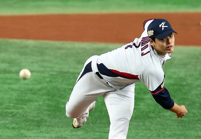 야구대표팀 문동주가 도쿄돔에서 열린 아시아프로야구챔피언십(APBC) 2023 예선 호주전에 선발 등판해 역투하고 있다. 사진  | 도쿄=연합뉴스