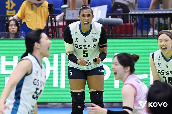 GS칼텍스 실바가 11일 수원체육관에서 열린 현대건설과의 경기에서 포효하고 있다. 제공 | 한국배구연맹