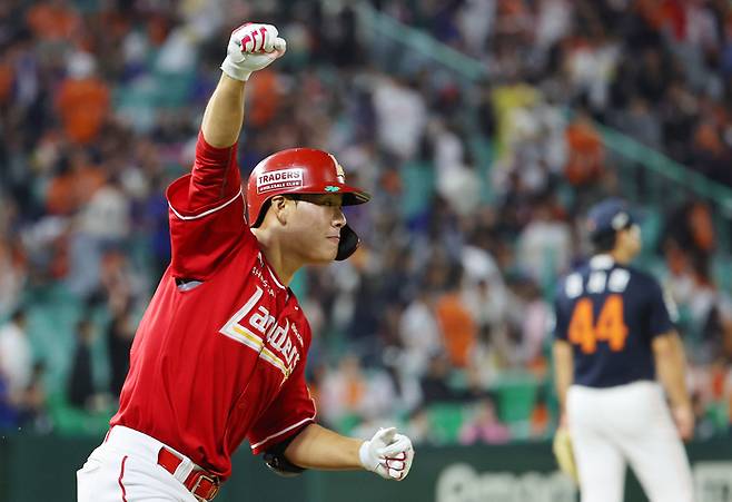 SSG 이율예가 인천SSG랜더스필드에서 열린 2025 KBO리그 한화와 경기에서 9회말 한화 김서현을 상대로 역전 끝내기 투런포를 떼린 후 베이스를 돌고 있다. 사진 | 문학=연합뉴스