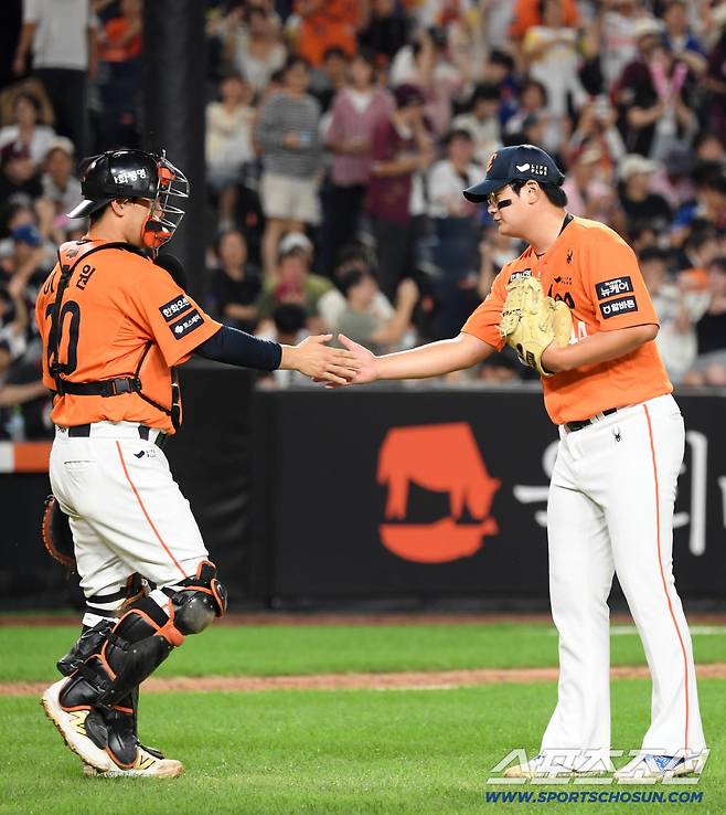 13일 대전 한화생명볼파크에서 열린 한화 이글스와 키움 히어로즈의 경기. 승리한 한화 이재원, 김서현이 기뻐하고 있다. 대전=박재만 기자 pjm@sportschosun.com/2025.09.13/