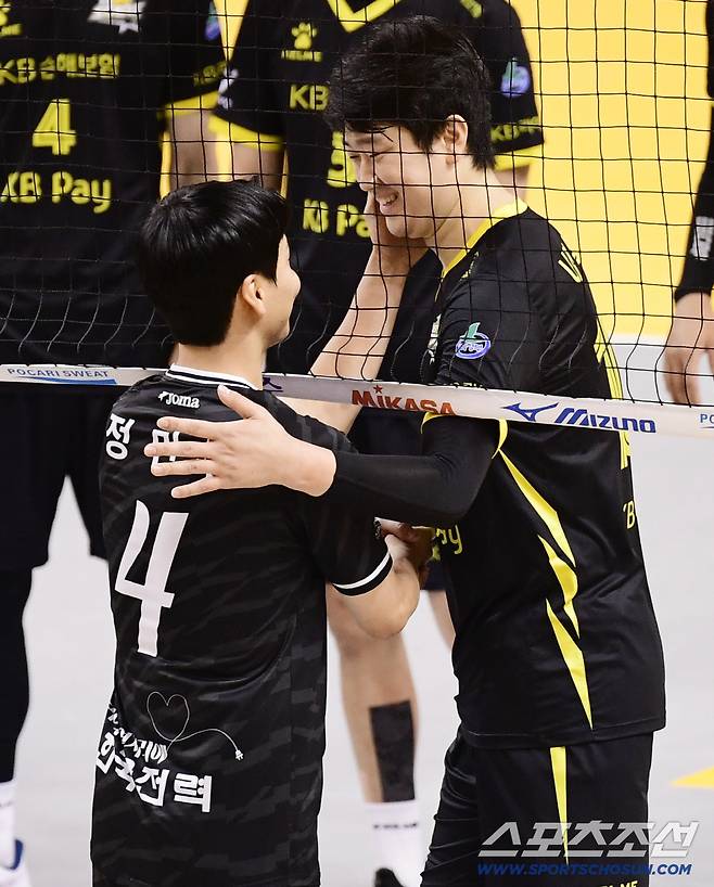 나경복과 인사를 나누고 있는 정민수.