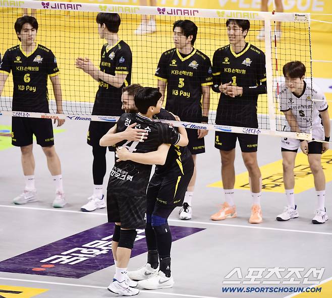 비예나와 포옹을 나누고 있는 정민수.