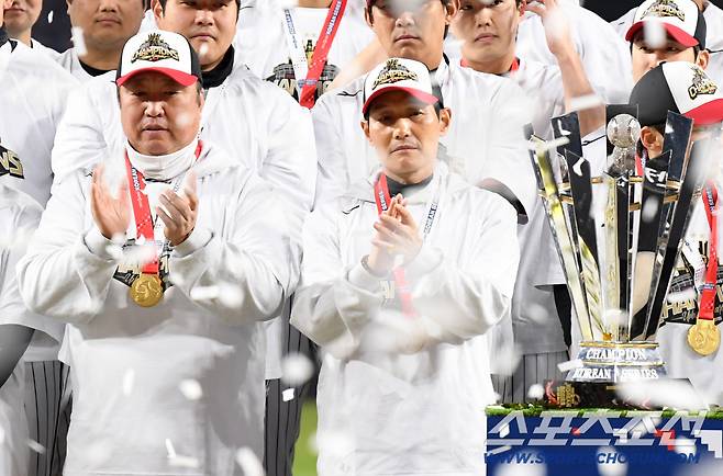 31일 대전 한화생명볼파크에서 열린 한국시리즈 5차전 한화 이글스와 LG 트윈스의 경기. 우승을 차지한 LG 차명석 단장, 염경엽 감독이 기뻐하고 있다. 대전=박재만 기자 pjm@sportschosun.com/2025.10.31/