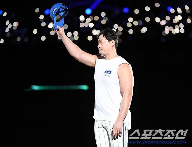 30일 대구 라이온즈파크에서 오승환의 은퇴식이 열렸다. 오승환이 유니폼을 반납한 후 팬들에게 인사하고 있다. 대구=정재근 기자 cjg@sportschosun.com/2025.9.30/