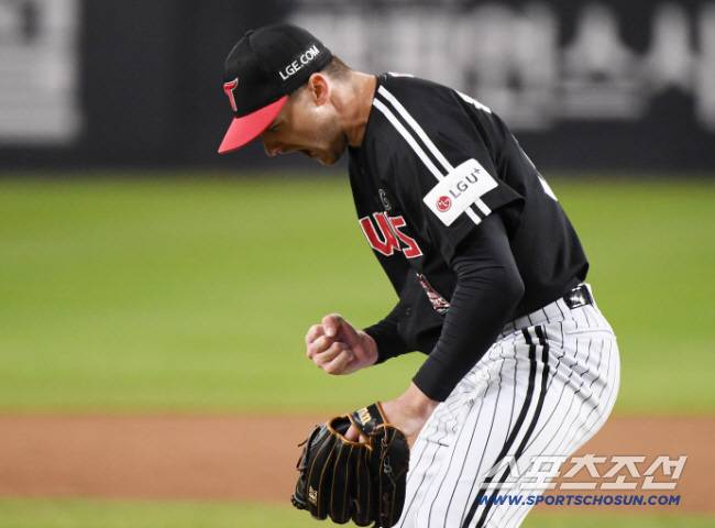 31일 대전 한화생명볼파크에서 열린 LG와 한화의 한국시리즈 5차전. 7회에도 등판해 무실점으로 이닝을 마친 톨허스트가 환호하고 있다. 대전=정재근 기자 cjg@sportschosun.com/2025.10.31/