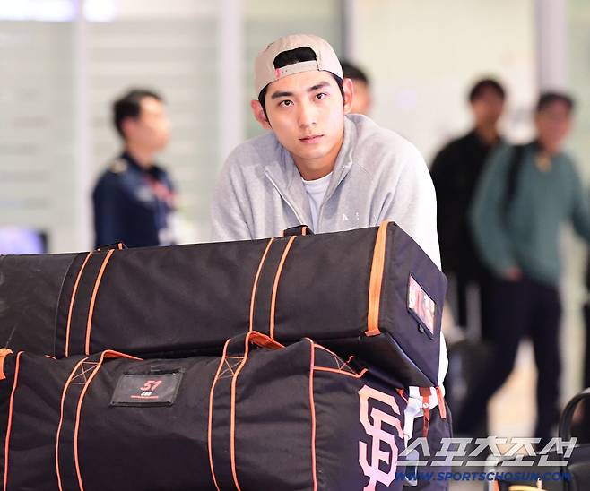 이정후가 9월 30일 오후 인천공항 제2터미널을 통해 귀국했다. 입국장을 나서고 있는 이정후. 인천공항=송정헌 기자songs@sportschosun.com/2025.09.30/