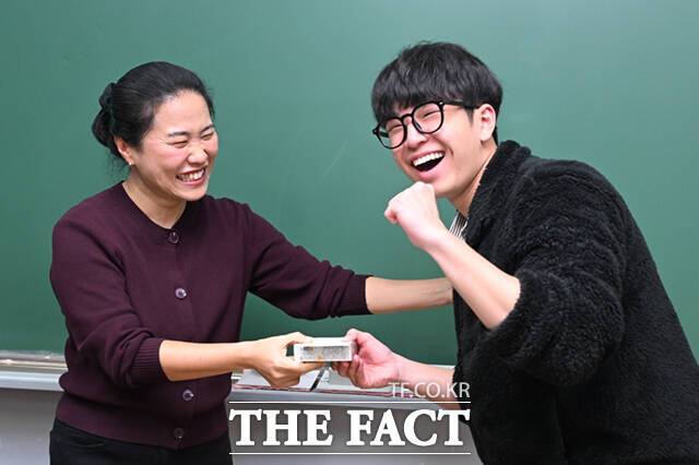 2026학년도 대학수학능력시험을 하루 앞둔 12일 오전 서울 종로구 중앙고등학교에서 고3 수험생이 담임선생님으로부터 수험표와 응원 선물을 받고 있다.