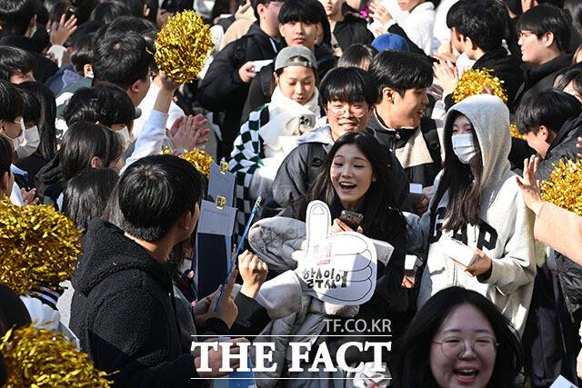 2026학년도 대학수학능력시험(수능)을 하루 앞둔 12일 오전 서울 은평구 은평고등학교에서 1,2학년 학생들이 수험표를 받은 뒤 학교를 나서는 수험생들을 응원하고 있다. /남용희 기자