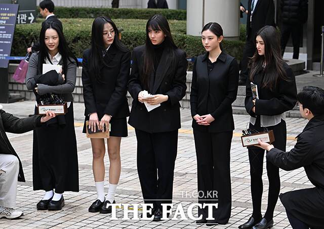 그룹 뉴진스의 하니 민지 혜인 해린 다니엘(왼쪽부터)이 모두 어도어로 복귀 의사를 밝혔다./더팩트DB