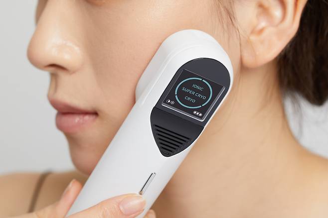 아몬드앤코의 뷰티 디바이스 ‘이오닉 크라이오 스틱’.