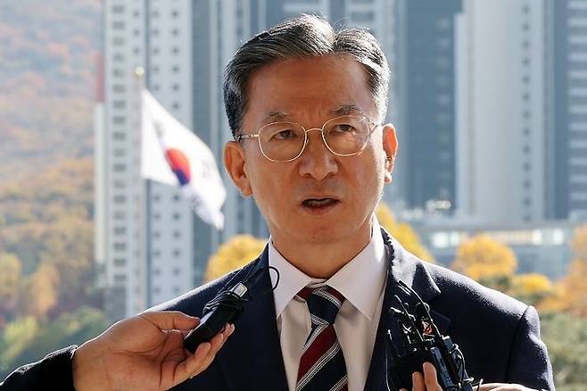 정성호법무부 장관이 지난 10일 오전 정부과천청사 법무부로 출근하며 검찰의 '대장동 항소 포기' 결정과 관련한 입장을 밝히고 있다. ⓒ연합뉴스