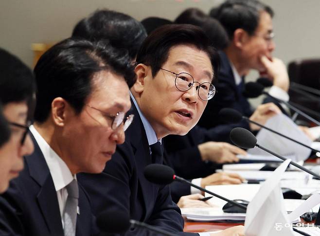 이재명 대통령이 11일 서울 용산 대통령실에서 열린 국무회의에서 발언하고 있다. 이 대통령은 이날 김민석 국무총리가 12·3 비상계엄과 관련한 공직자들의 가담 여부 등을 조사하는 ‘헌법존중 정부혁신 태스크포스(TF)’ 구성을 제안하자 “당연히 해야 할 일”이라고 답했다. 송은석 기자 silverstone@donga.com