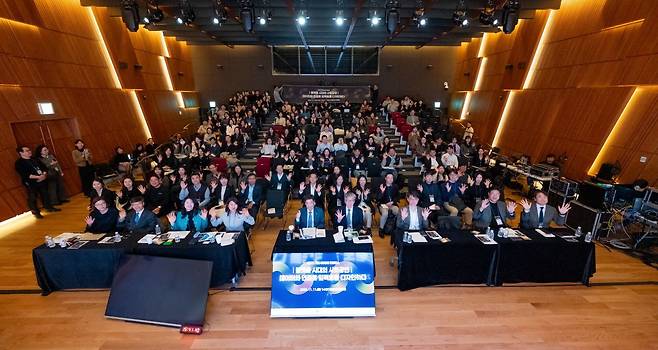 ‘2025 기업사회공헌 컨퍼런스’ 참석자들이 단체사진을 촬영하고 있다. (1열 왼쪽부터) 김소영 사랑의열매 나눔문화연구소 연구위원, 노진선 사랑의열매 나눔문화연구소장, 김은미 유한양행 부장, 김경희 사랑의열매 사회공헌본부장, 김병준 사랑의열매 회장, 이재열 서울대 사회학과 교수, 신현상 한양대 경영대학 교수, 신재민 현대차그룹 팀장, 선석근 신한금융그룹 부부장. 사랑의열매 사회복지공동모금회 제공