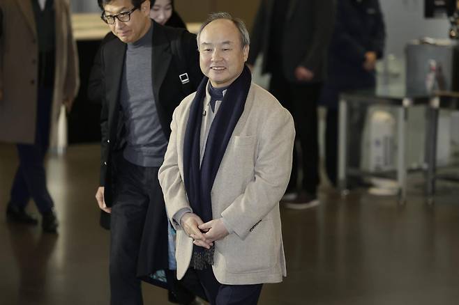 손정의 소프트뱅크 그룹 회장이 4일 오후 서울 서초구 삼성전자 서초사옥에서 이재용 삼성전자 회장, 샘 올트먼 오픈AI 최고경영자(CEO)와 회동을 마친 후 이동하고 있다. 2025.02.04 [서울=뉴시스]