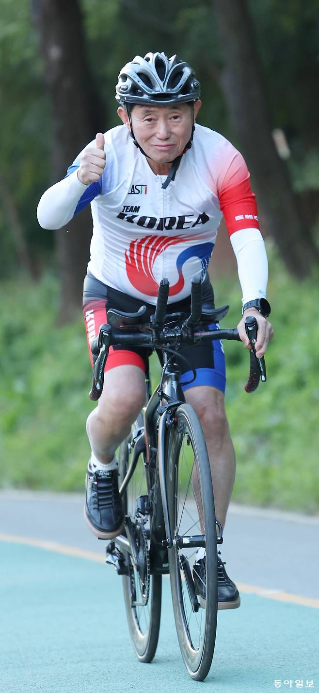 강준환 수원한마음병원 원장이 서울 강남 양재천에서 사이클을 타고 달리며 ‘엄지 척’을 하고 있다. 1986년부터 수영을 배운 강 원장은 1990년대 말에 마라톤, 2002년에는 철인3종에 입문해 올해 71세임에도 대회에 출전하고 있다.
신원건 기자 laputa@donga.com
