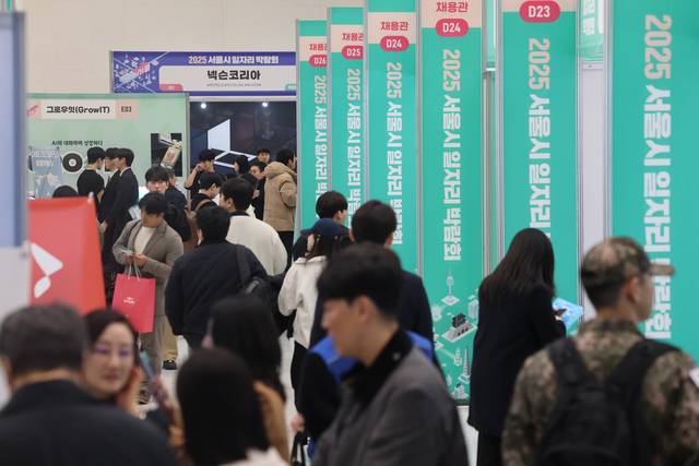 서울시 일자리 박람회 둘러보는 구직자들 [연합뉴스]