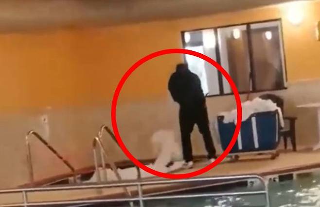 미국 한 호텔 사우나탕에서 직원이 침대 시트를 빨래한 사실이 드러나 보건당국이 조사에 나섰다. /사진=SNS 캡처