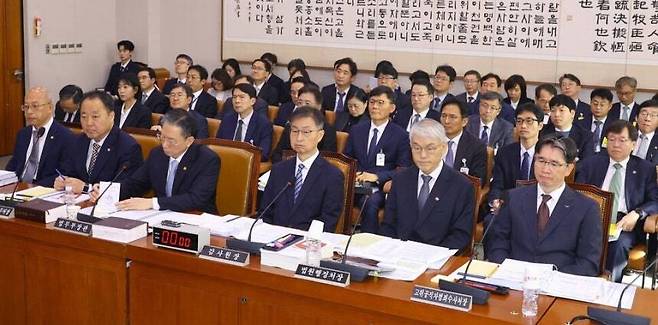 지난달 30일 국회에서 법제사법위원회의 대법원, 헌법재판소 등에 대한 국정감사가 열리고 있다. 앞줄 왼쪽부터 조원철 법제처장, 손인혁 헌법재판소 사무처장, 정성호 법무부 장관, 최재해 감사원장, 천대엽 법원행정처장, 오동운 공수처장. 윤운식 선임기자